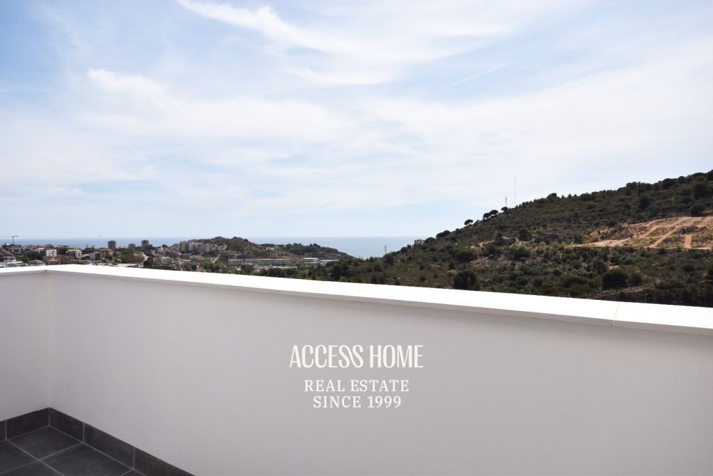 Casa pareada de diseño contemporáneo en alquiler en Tiana con jardín y piscina privada