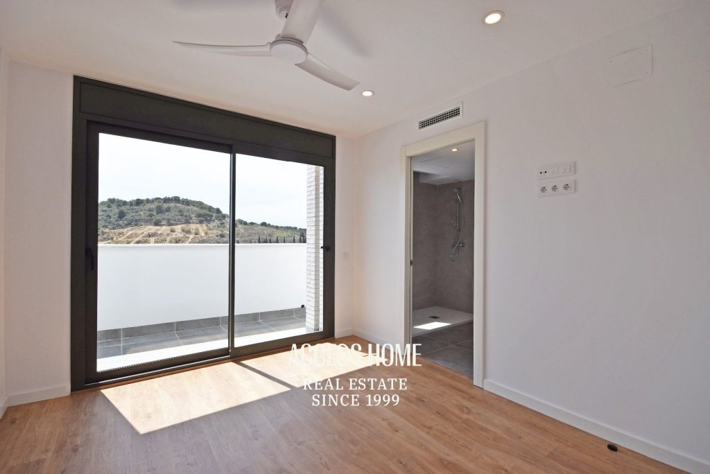 Casa pareada de diseño contemporáneo en alquiler en Tiana con jardín y piscina privada