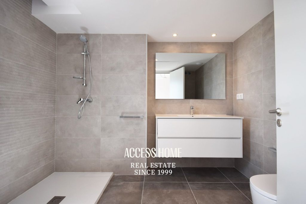 Casa pareada de diseño contemporáneo en alquiler en Tiana con jardín y piscina privada