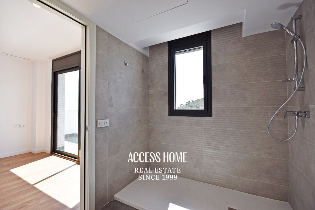 Casa pareada de diseño contemporáneo en alquiler en Tiana con jardín y piscina privada