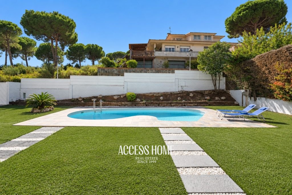 Magnífica casa con jardín y piscina privada en Cabrils