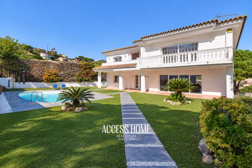Magnífica casa con jardín y piscina privada en Cabrils