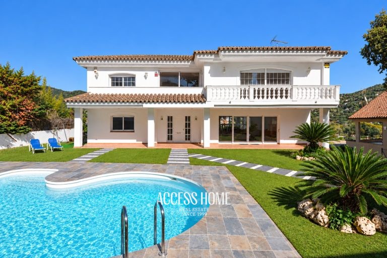 Magnífica casa con jardín y piscina privada en Cabrils