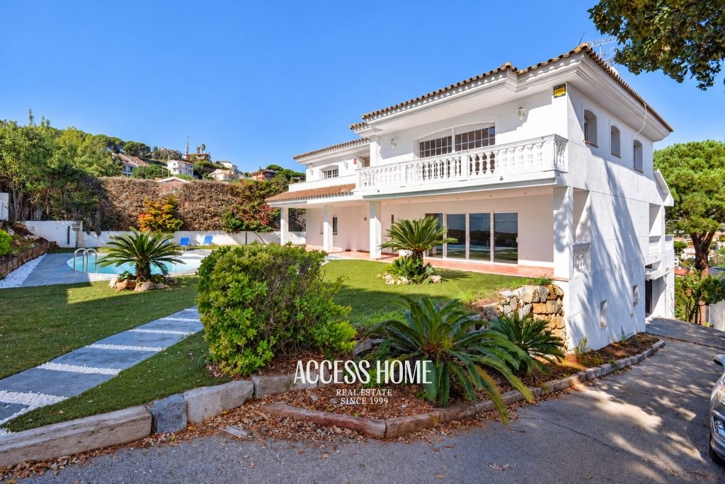 Magnífica casa con jardín y piscina privada en Cabrils