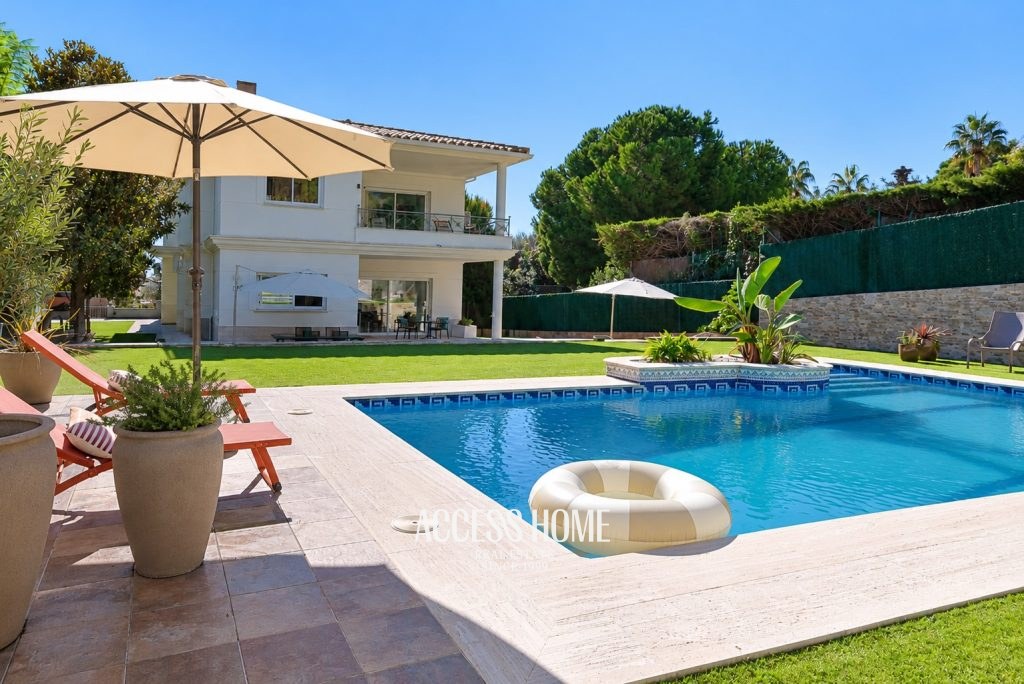 Exclusiva villa de estilo colonial con vistas al mar en Sant Berger