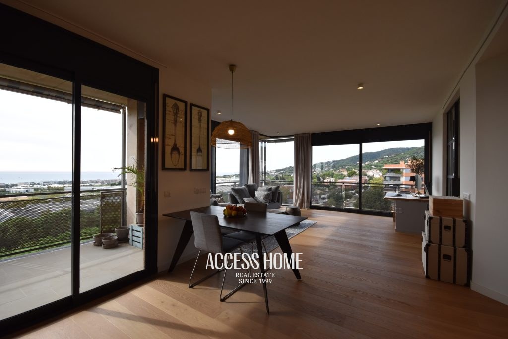 Elegante piso reformado con terraza, 2 plazas de parking y vistas al mar