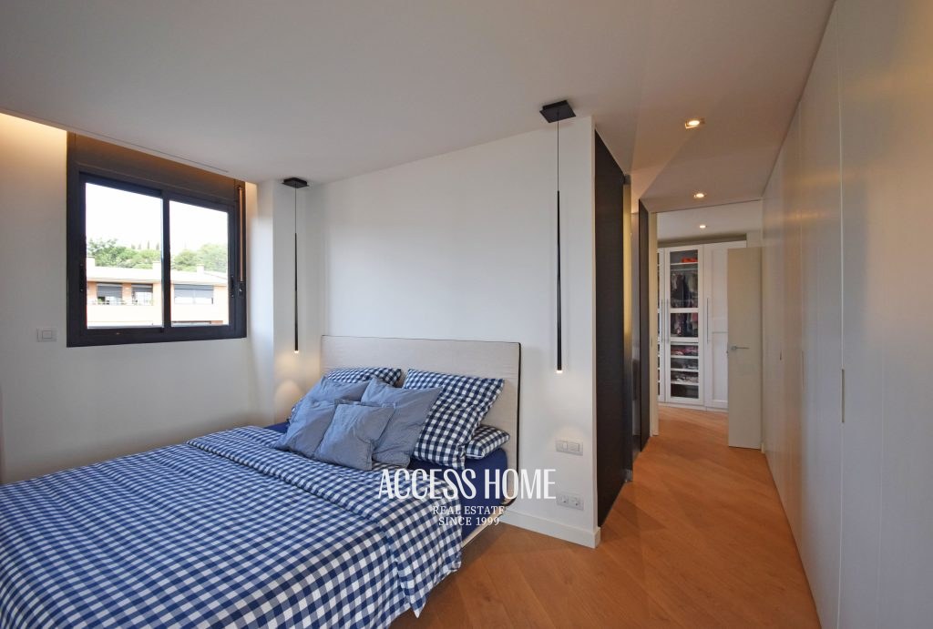 Elegante piso reformado con terraza, 2 plazas de parking y vistas al mar