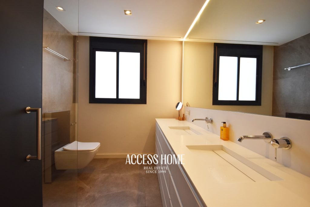 Elegante piso reformado con terraza, 2 plazas de parking y vistas al mar