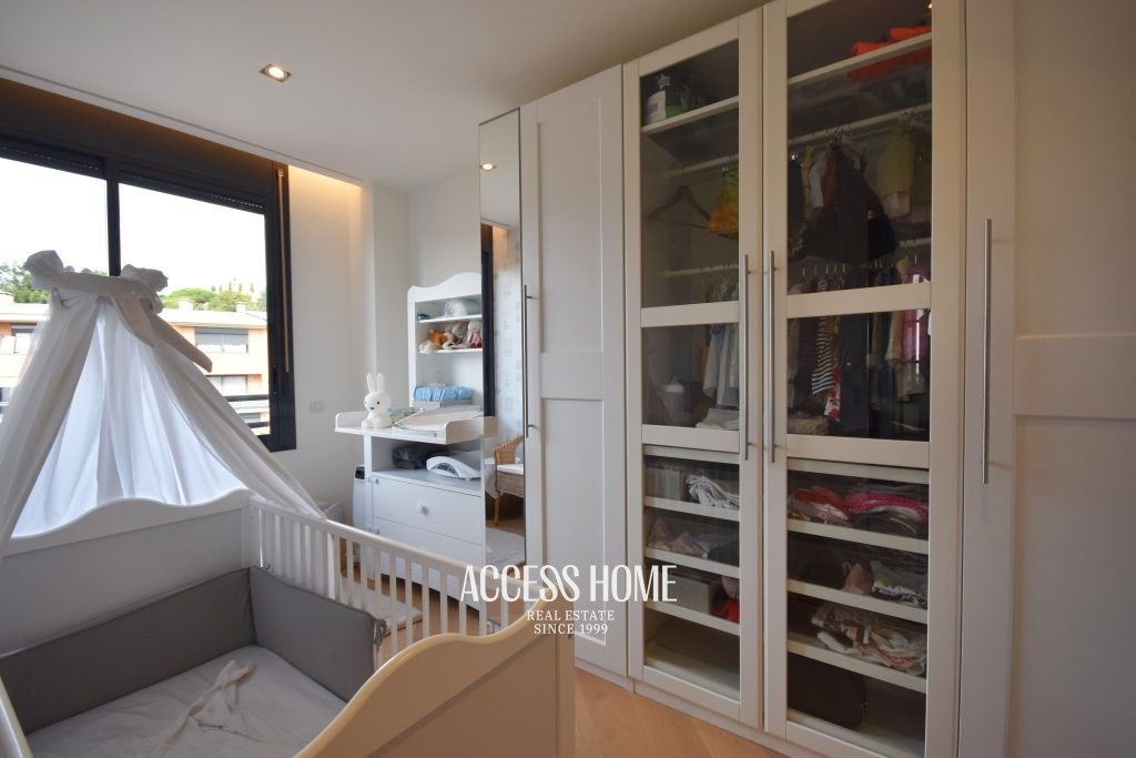 Elegante piso reformado con terraza, 2 plazas de parking y vistas al mar
