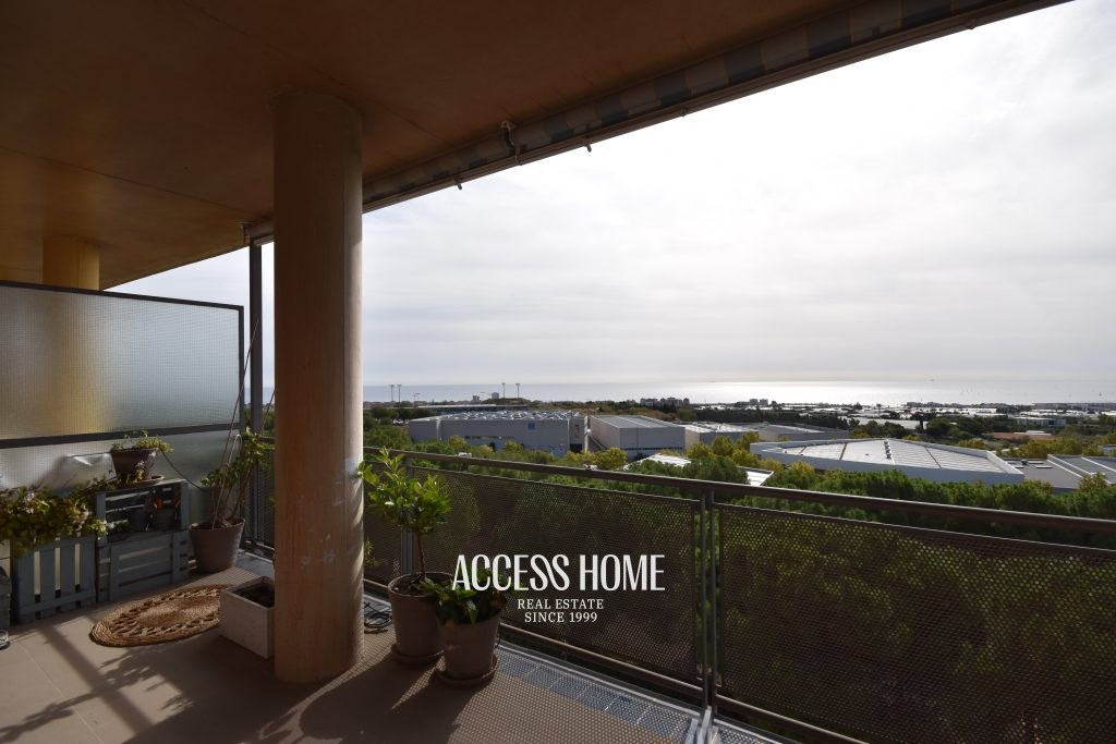 Elegante piso reformado con terraza, 2 plazas de parking y vistas al mar