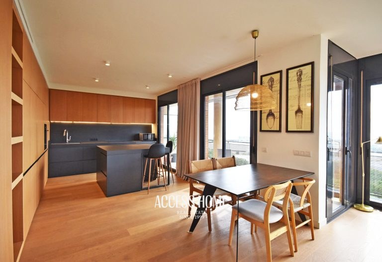 Elegante piso reformado con terraza, 2 plazas de parking y vistas al mar