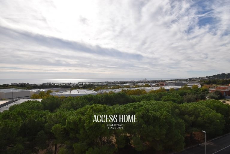 Elegante piso reformado con terraza, 2 plazas de parking y vistas al mar