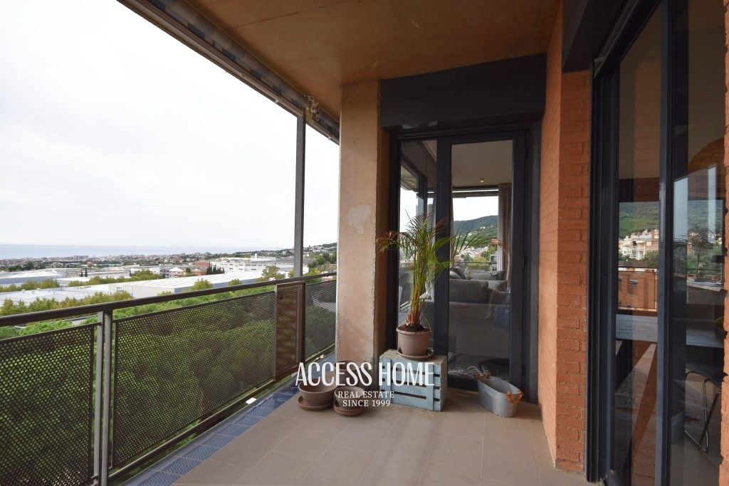 Elegante piso reformado con terraza, 2 plazas de parking y vistas al mar
