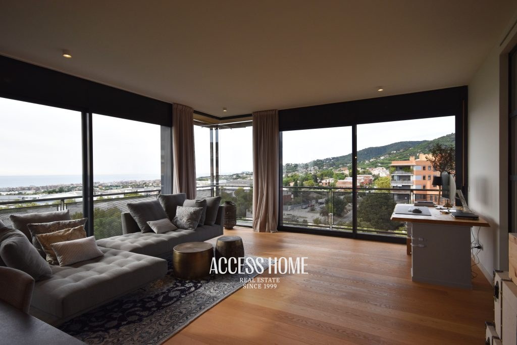 Elegante piso reformado con terraza, 2 plazas de parking y vistas al mar