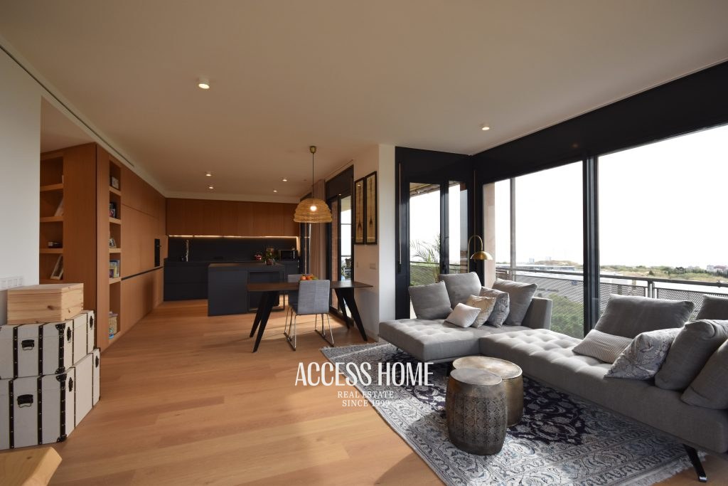 Elegante piso reformado con terraza, 2 plazas de parking y vistas al mar