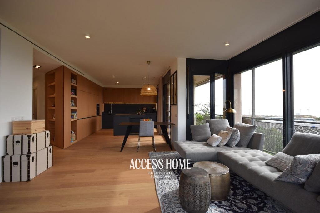 Elegante piso reformado con terraza, 2 plazas de parking y vistas al mar